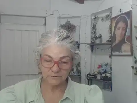 Snapshot of FunnyGrandma chatting on September 2025 02:01:02 AM FunnyGrandma online show from September 2025 02:01:02 AM