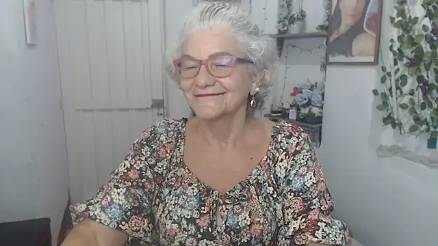 Snapshot of FunnyGrandma chatting on September 2025 01:40:01 AM FunnyGrandma online show from September 2025 01:40:01 AM