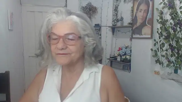 Snapshot of FunnyGrandma chatting on September 2025 04:02:02 AM FunnyGrandma online show from September 2025 04:02:02 AM