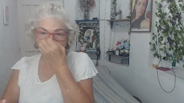 Snapshot of FunnyGrandma chatting on September 2025 05:39:02 PM FunnyGrandma online show from September 2025 05:39:02 PM