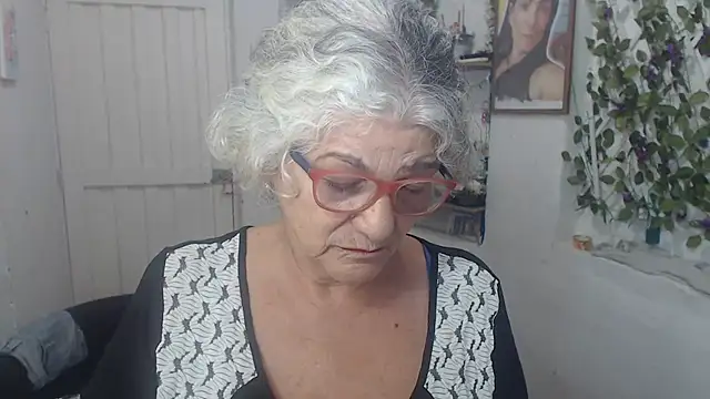 Snapshot of FunnyGrandma chatting on September 2025 11:10:02 PM FunnyGrandma online show from September 2025 11:10:02 PM