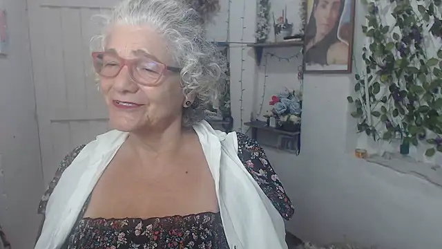 Snapshot of FunnyGrandma chatting on October 2025 01:01:02 AM FunnyGrandma online show from October 2025 01:01:02 AM