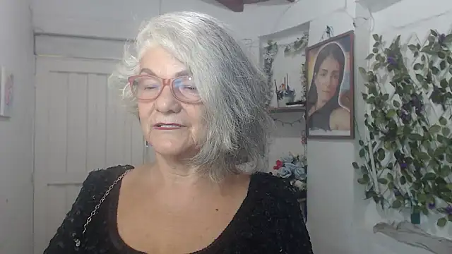 Snapshot of FunnyGrandma chatting on October 2025 11:35:01 PM FunnyGrandma online show from October 2025 11:35:01 PM