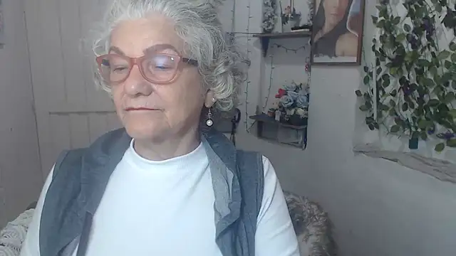 Snapshot of FunnyGrandma chatting on October 2025 01:06:01 AM FunnyGrandma online show from October 2025 01:06:01 AM