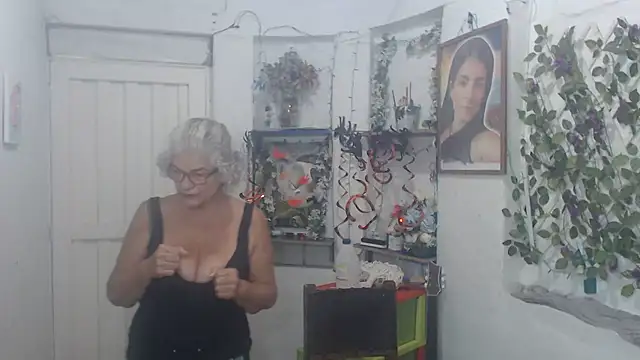 Snapshot of FunnyGrandma chatting on October 2025 03:06:02 AM FunnyGrandma online show from October 2025 03:06:02 AM