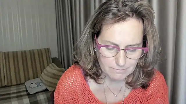 Snapshot of lauraoven chatting on December 2024 04:29:02 PM lauraoven online show from December 2024 04:29:02 PM