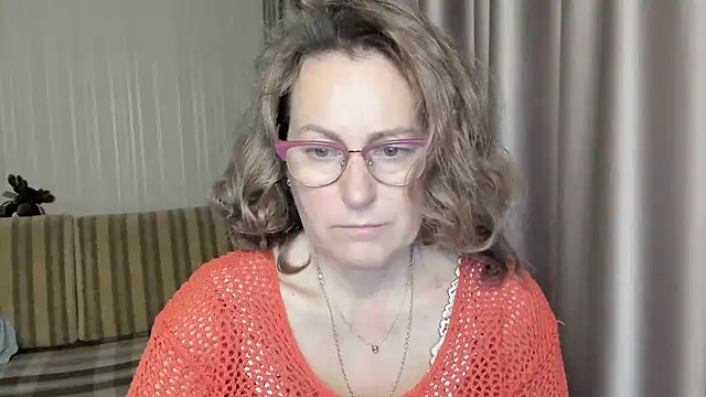 Snapshot of lauraoven chatting on December 2024 08:27:01 AM lauraoven online show from December 2024 08:27:01 AM