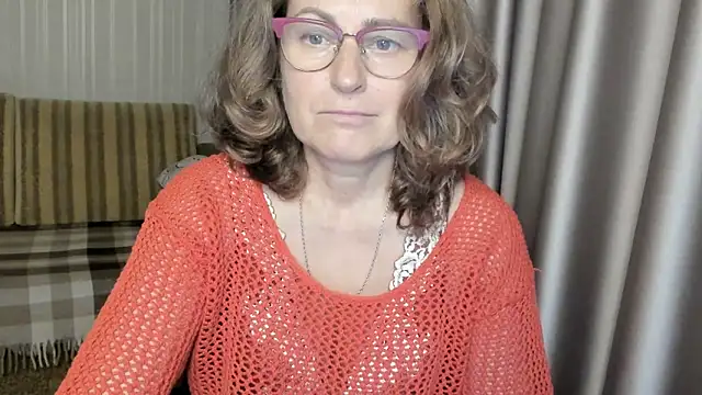 Snapshot of lauraoven chatting on December 2024 03:44:02 PM lauraoven online show from December 2024 03:44:02 PM