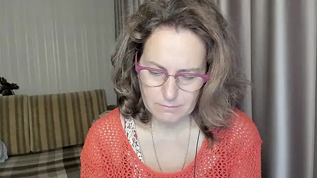 Snapshot of lauraoven chatting on December 2024 07:28:02 AM lauraoven online show from December 2024 07:28:02 AM