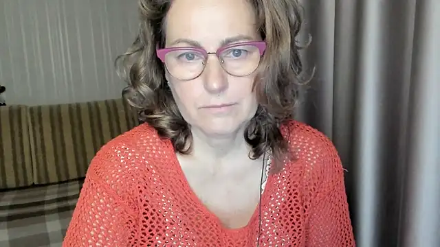 Snapshot of lauraoven chatting on December 2024 06:43:02 AM lauraoven online show from December 2024 06:43:02 AM