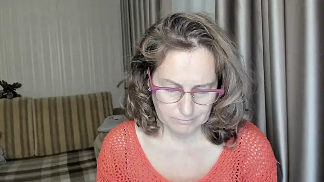 Snapshot of lauraoven chatting on December 2024 03:33:02 PM lauraoven online show from December 2024 03:33:02 PM