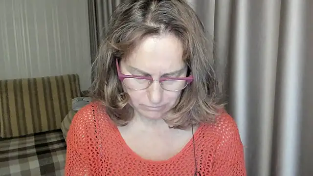 Snapshot of lauraoven chatting on December 2024 06:06:02 PM lauraoven online show from December 2024 06:06:02 PM