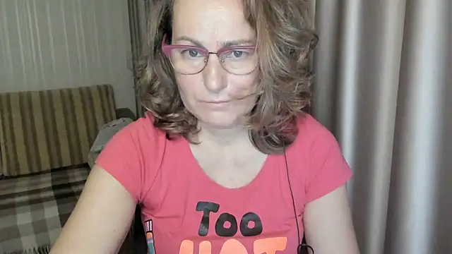 Snapshot of lauraoven chatting on December 2024 07:31:01 AM lauraoven online show from December 2024 07:31:01 AM