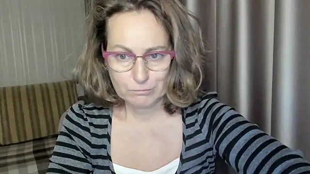 Snapshot of lauraoven chatting on December 2024 12:44:02 PM lauraoven online show from December 2024 12:44:02 PM