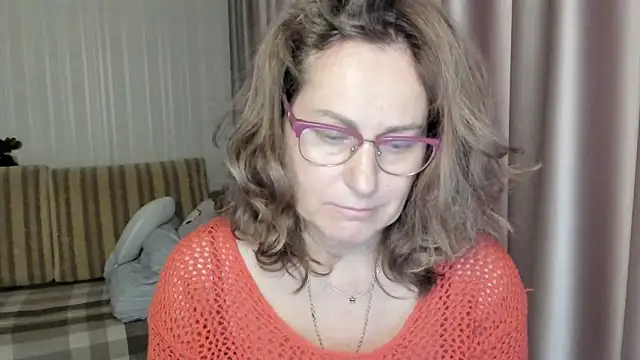 Snapshot of lauraoven chatting on December 2024 11:01:02 AM lauraoven online show from December 2024 11:01:02 AM