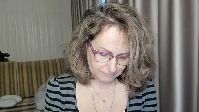 Snapshot of lauraoven chatting on December 2024 12:33:01 PM lauraoven online show from December 2024 12:33:01 PM