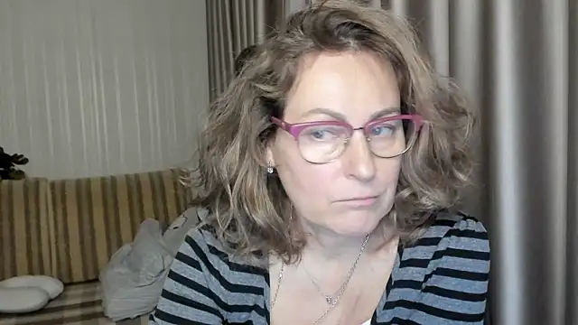 Snapshot of lauraoven chatting on December 2024 06:31:02 PM lauraoven online show from December 2024 06:31:02 PM