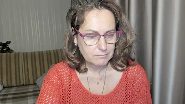 Snapshot of lauraoven chatting on December 2024 03:30:02 PM lauraoven online show from December 2024 03:30:02 PM