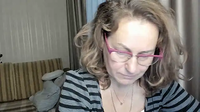 Snapshot of lauraoven chatting on December 2024 07:44:01 AM lauraoven online show from December 2024 07:44:01 AM