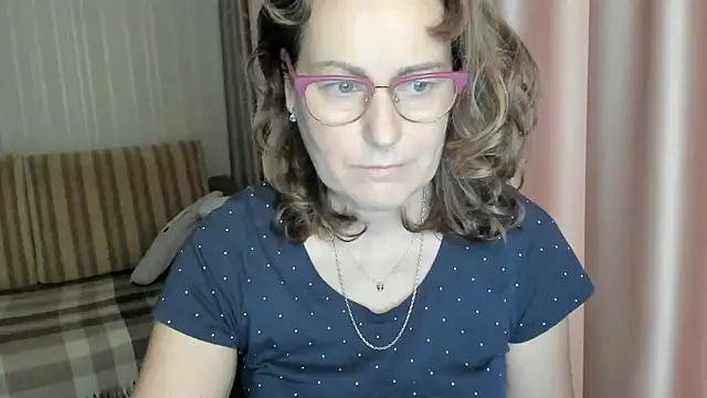 Snapshot of lauraoven chatting on December 2024 09:01:01 AM lauraoven online show from December 2024 09:01:01 AM