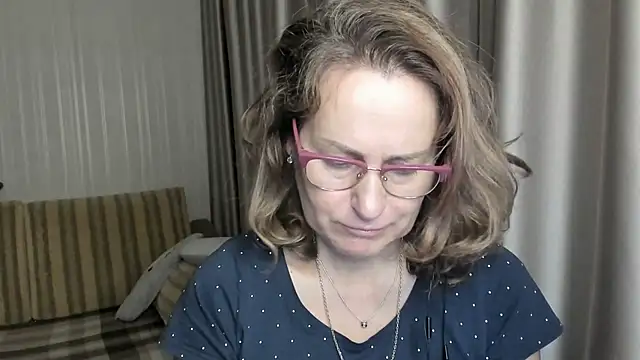 Snapshot of lauraoven chatting on December 2024 01:53:02 PM lauraoven online show from December 2024 01:53:02 PM