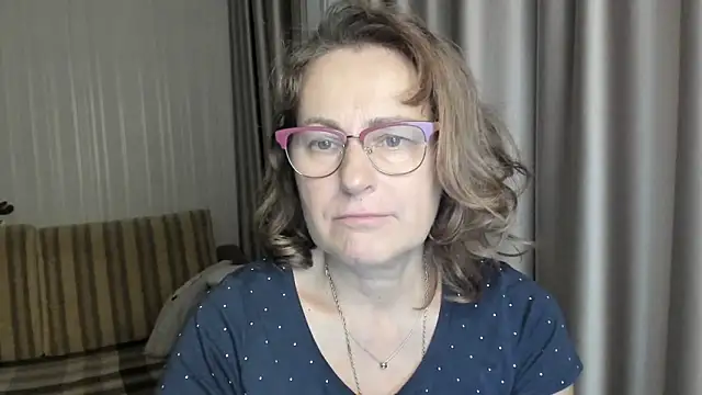 Snapshot of lauraoven chatting on December 2024 06:23:02 PM lauraoven online show from December 2024 06:23:02 PM