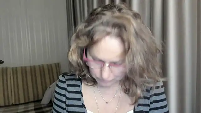Snapshot of lauraoven chatting on December 2024 03:33:02 PM lauraoven online show from December 2024 03:33:02 PM
