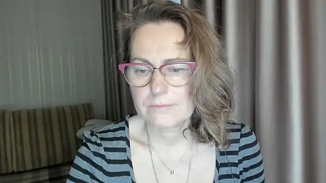 Snapshot of lauraoven chatting on December 2024 08:00:02 AM lauraoven online show from December 2024 08:00:02 AM