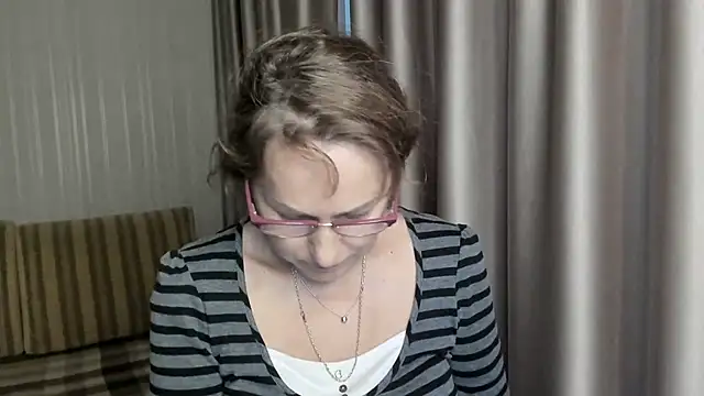 Snapshot of lauraoven chatting on December 2024 11:25:02 AM lauraoven online show from December 2024 11:25:02 AM