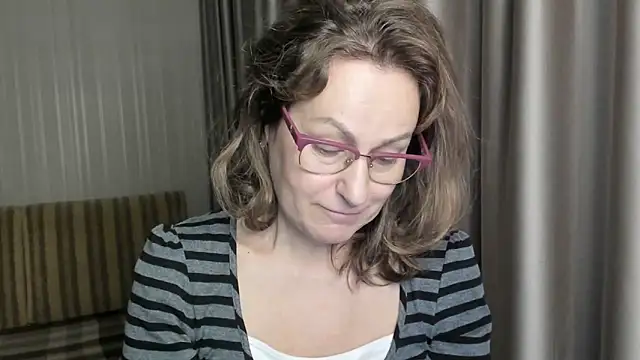 Snapshot of lauraoven chatting on December 2024 12:55:02 PM lauraoven online show from December 2024 12:55:02 PM