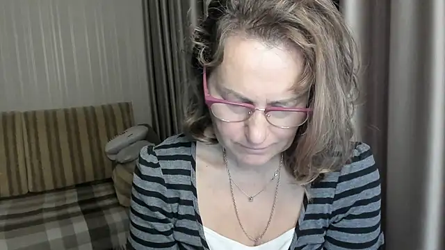 Snapshot of lauraoven chatting on December 2024 07:03:01 AM lauraoven online show from December 2024 07:03:01 AM