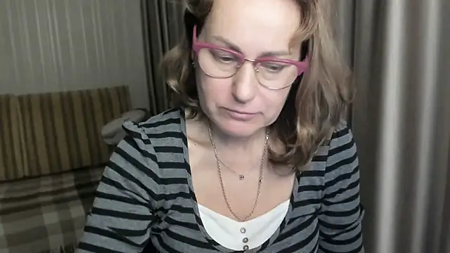 Snapshot of lauraoven chatting on December 2024 05:30:01 PM lauraoven online show from December 2024 05:30:01 PM