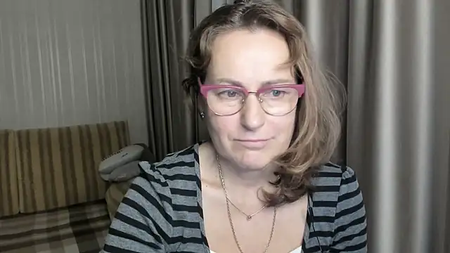 Snapshot of lauraoven chatting on December 2024 08:13:01 AM lauraoven online show from December 2024 08:13:01 AM