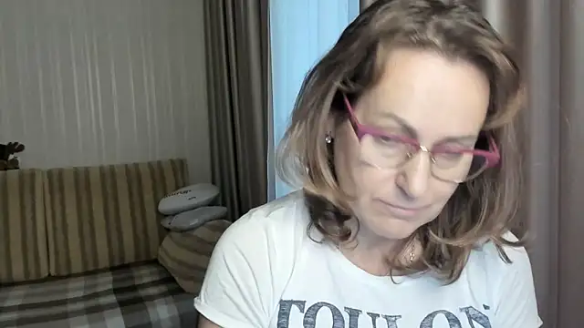 Snapshot of lauraoven chatting on December 2024 11:17:02 AM lauraoven online show from December 2024 11:17:02 AM