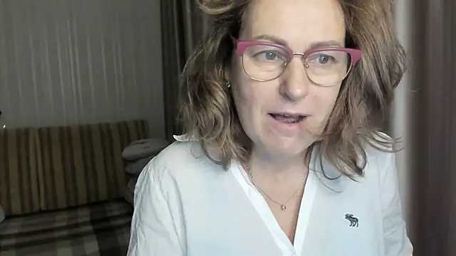 Snapshot of lauraoven chatting on December 2024 10:58:01 AM lauraoven online show from December 2024 10:58:01 AM