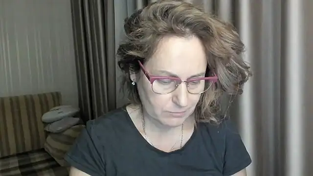 Snapshot of lauraoven chatting on December 2024 07:11:01 PM lauraoven online show from December 2024 07:11:01 PM