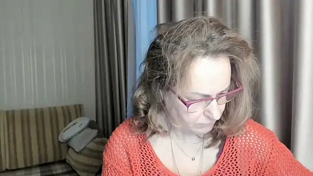 Snapshot of lauraoven chatting on January 2025 07:04:01 AM lauraoven online show from January 2025 07:04:01 AM