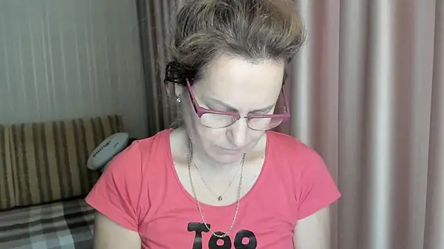Snapshot of lauraoven chatting on January 2025 08:57:02 AM lauraoven online show from January 2025 08:57:02 AM