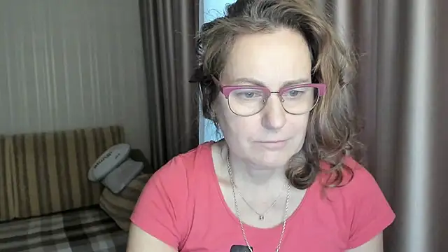 Snapshot of lauraoven chatting on January 2025 12:01:02 PM lauraoven online show from January 2025 12:01:02 PM