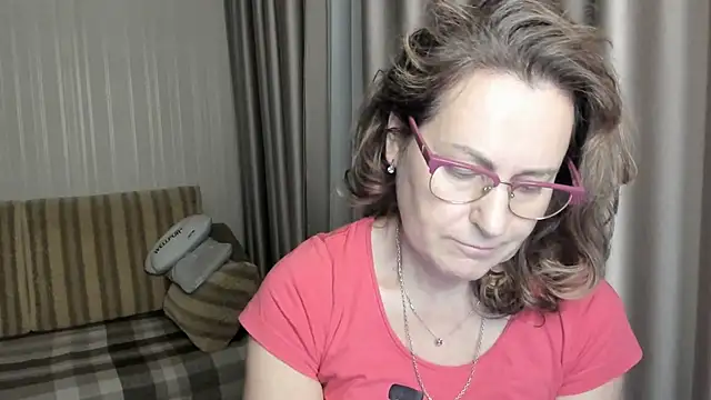 Snapshot of lauraoven chatting on January 2025 03:03:01 PM lauraoven online show from January 2025 03:03:01 PM