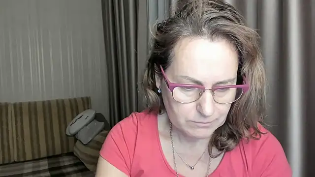 Snapshot of lauraoven chatting on January 2025 06:16:01 PM lauraoven online show from January 2025 06:16:01 PM