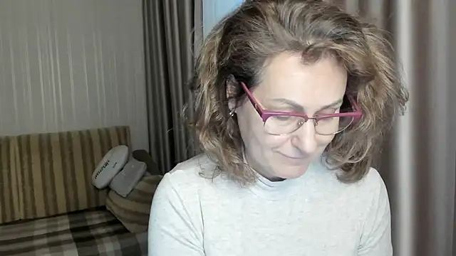 Snapshot of lauraoven chatting on January 2025 12:45:02 PM lauraoven online show from January 2025 12:45:02 PM