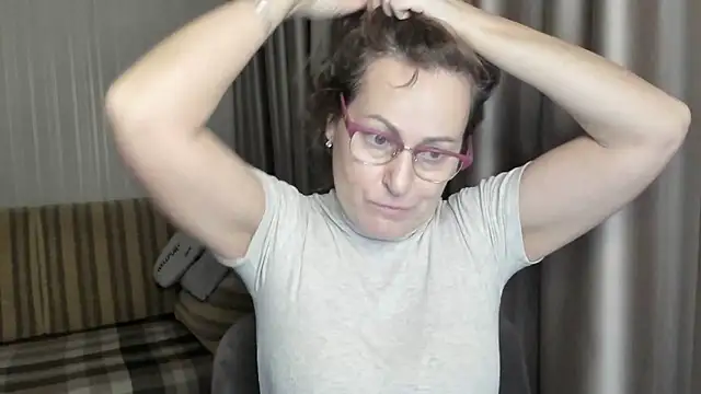 Snapshot of lauraoven chatting on January 2025 06:59:02 PM lauraoven online show from January 2025 06:59:02 PM