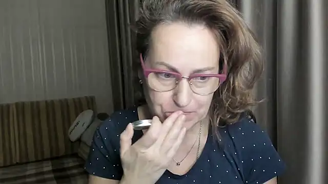 Snapshot of lauraoven chatting on January 2025 03:50:01 PM lauraoven online show from January 2025 03:50:01 PM