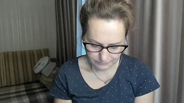 Snapshot of lauraoven chatting on January 2025 07:08:01 AM lauraoven online show from January 2025 07:08:01 AM