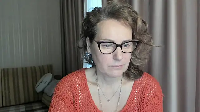 Snapshot of lauraoven chatting on January 2025 07:36:01 AM lauraoven online show from January 2025 07:36:01 AM
