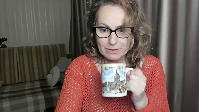Snapshot of lauraoven chatting on January 2025 05:59:02 PM lauraoven online show from January 2025 05:59:02 PM