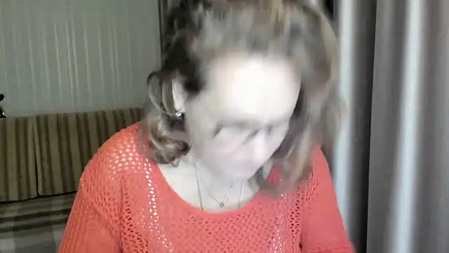 Snapshot of lauraoven chatting on January 2025 06:42:01 AM lauraoven online show from January 2025 06:42:01 AM