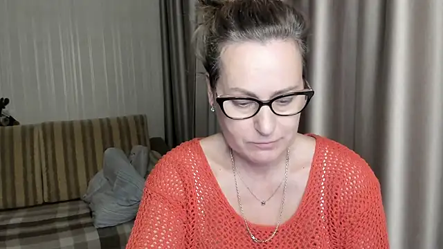 Snapshot of lauraoven chatting on January 2025 06:16:02 PM lauraoven online show from January 2025 06:16:02 PM