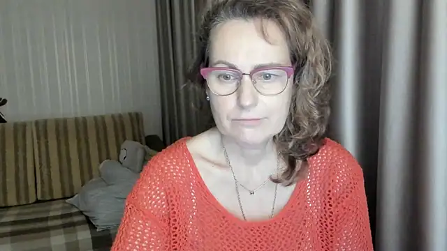 Snapshot of lauraoven chatting on January 2025 06:36:02 PM lauraoven online show from January 2025 06:36:02 PM